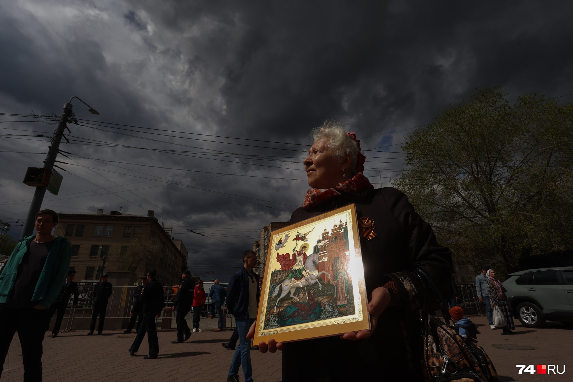 Верующие приходили со своими иконами... Верующие приходили со своими иконами...
