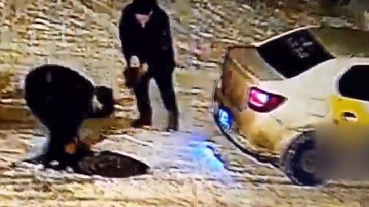 По мотивам «Реальных пацанов»: серийные похитители люков разъезжали по Перми на машине с оклейкой такси