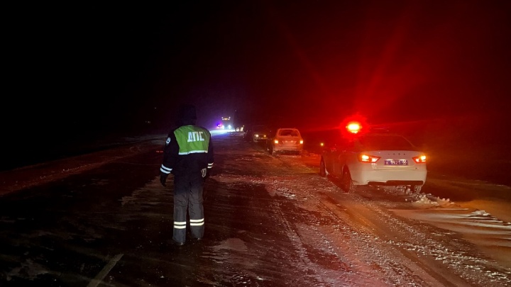 На трассе Тюмень — Екатеринбург ночью при лобовом столкновении с КАМАЗом погибла 17-летняя девочка