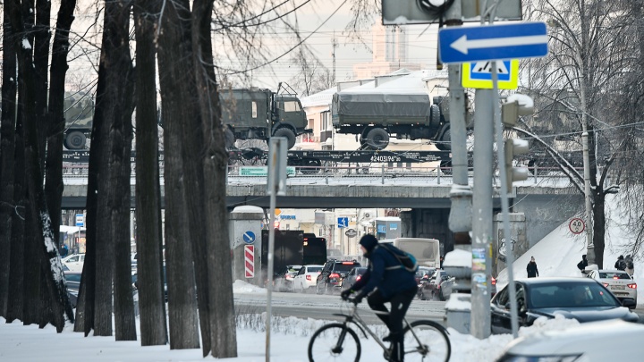 В Екатеринбурге заметили поезда с военной техникой, двигающиеся на юг. Объясняем, что случилось