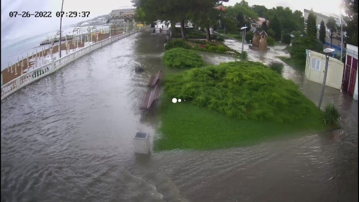 Центр Геленджика затопило после дождя