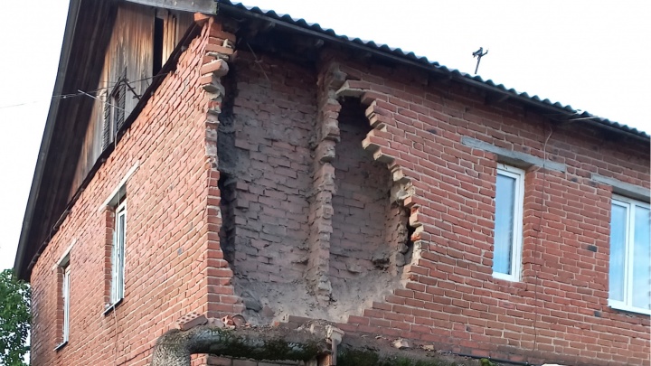 «Звонят, спрашивают: "Вы живые?"»: под Екатеринбургом в жилом доме рухнула стена