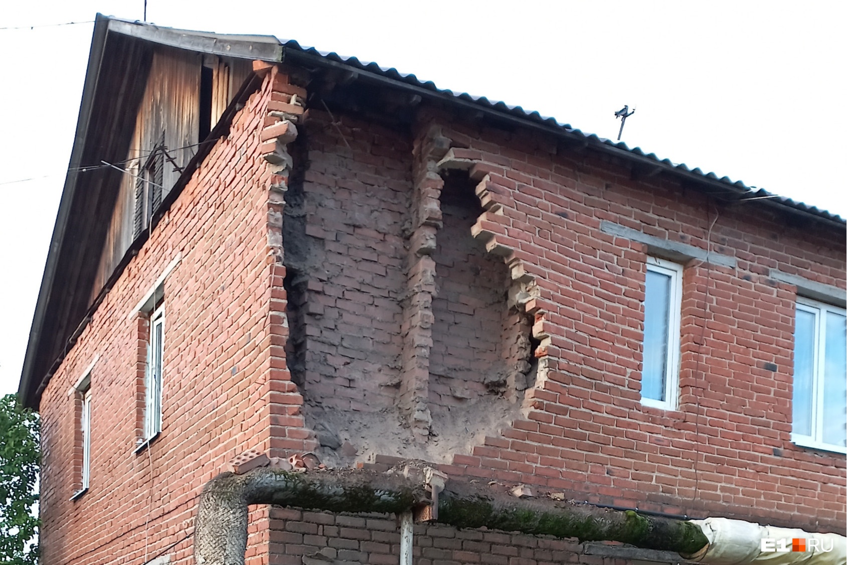 «Звонят, спрашивают: "Вы живые?"»: под Екатеринбургом в жилом доме рухнула стена
