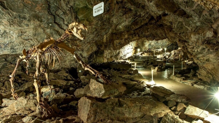 Возле популярной пещеры Караульной требуют снести домик для туристов и детскую площадку