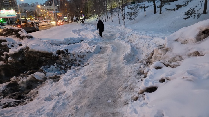 Ни пройти ни проехать: уфимка попросила очистить улицы от наледи и снега