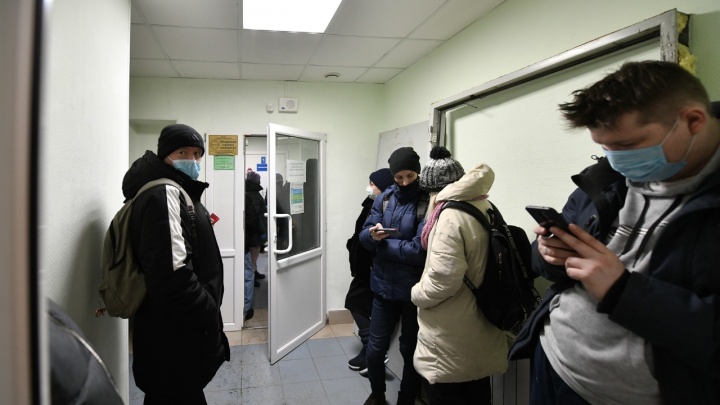 До поликлиник в Екатеринбурге невозможно дозвониться. Нужны ли им волонтеры?