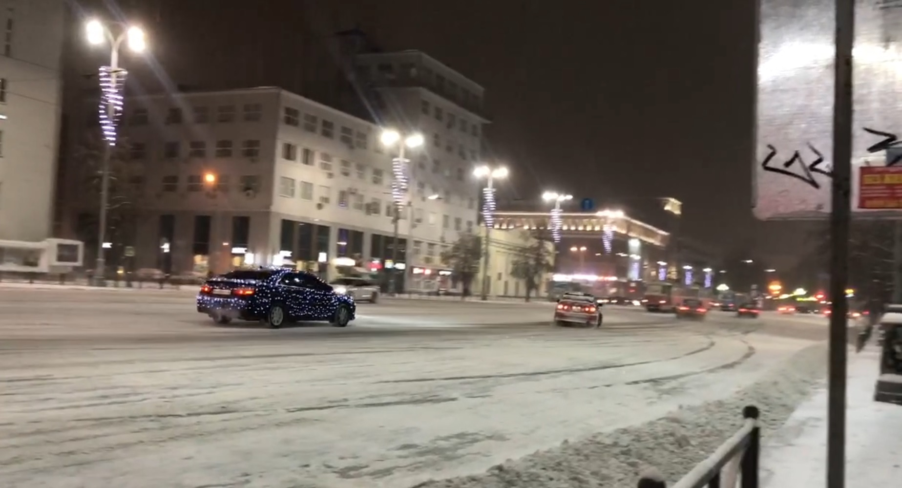 На центральных улицах Екатеринбурга компания дрифтеров устроила гонки