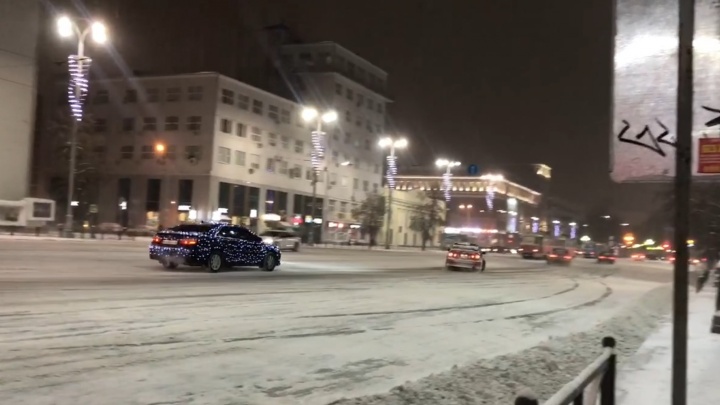 На центральных улицах Екатеринбурга компания дрифтеров устроила гонки