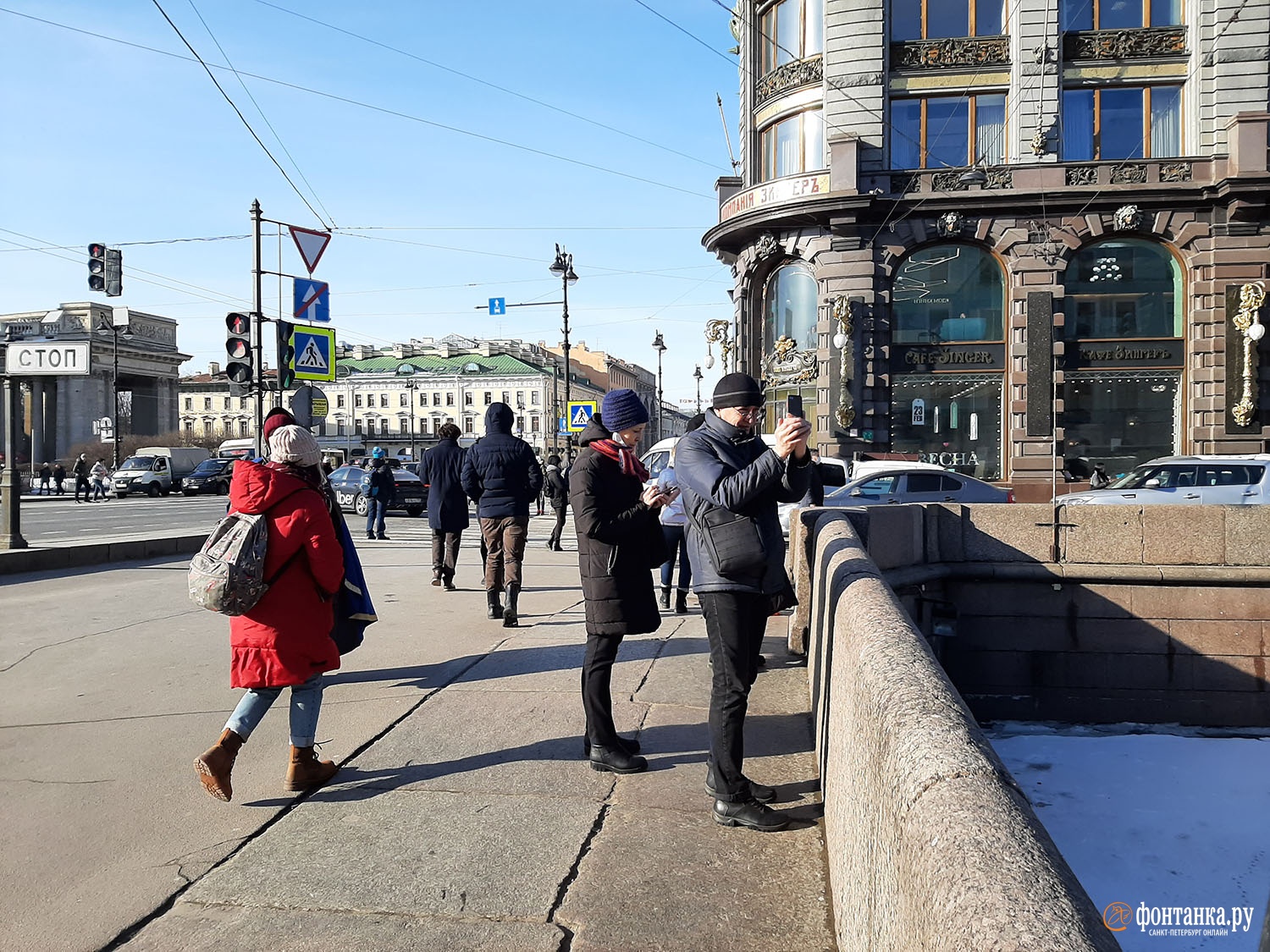 «Люди еще не успели испугаться». Как Петербург встретил первый день боевых действий на Украине