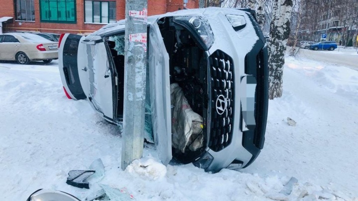 Неудачный маневр: в Ханты-Мансийске автомобиль опрокинулся на проезжей части