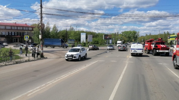Такси врезалось в пожарный «Урал» на перекрестке в Заволжье. ДТП попало на видео