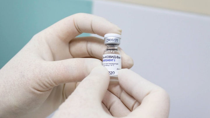 Нельзя есть, пить и чихать: главный эпидемиолог Татарстана — об особенностях назальной вакцины от ковида