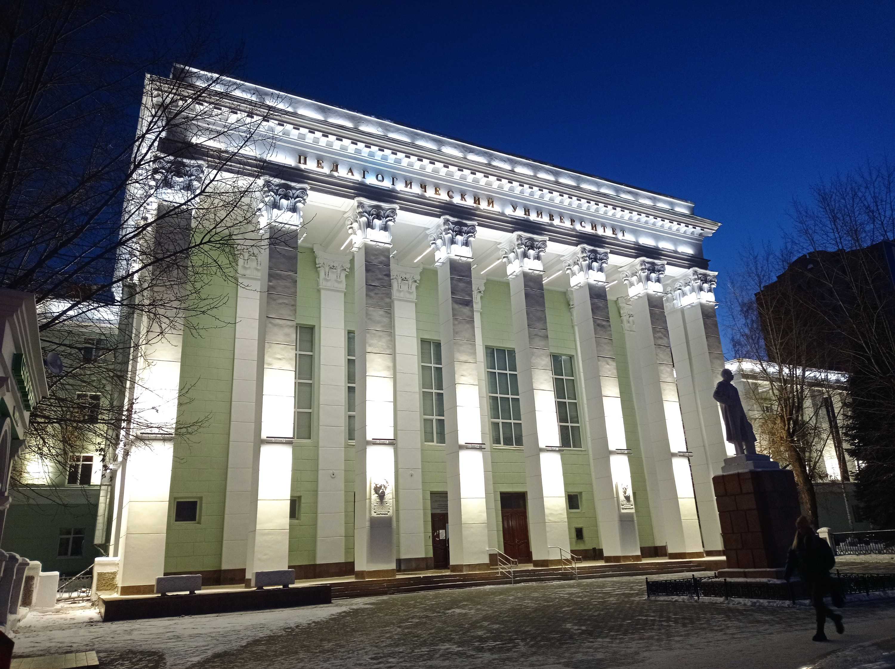 Осенью 2021 года здание университета, являющееся памятником историко-культурного наследия, обрело архитектурную подсветку Осенью 2021 года здание университета, являющееся памятником историко-культурного наследия, обрело архитектурную подсветку