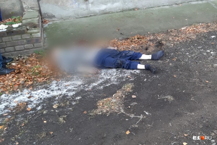 Тело обнаружили возле многоэтажки на Комсомольской Тело обнаружили возле многоэтажки на Комсомольской