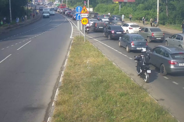 Второй день жители Заволжского района страдают из-за частичного перекрытия моста Второй день жители Заволжского района страдают из-за частичного перекрытия моста