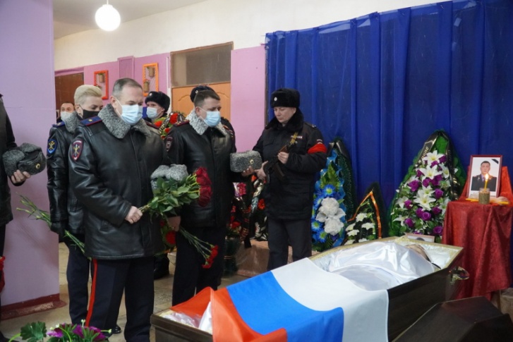 Проститься с сотрудником приехал генерал-майор полиции Дмитрий Свинов Проститься с сотрудником приехал генерал-майор полиции Дмитрий Свинов