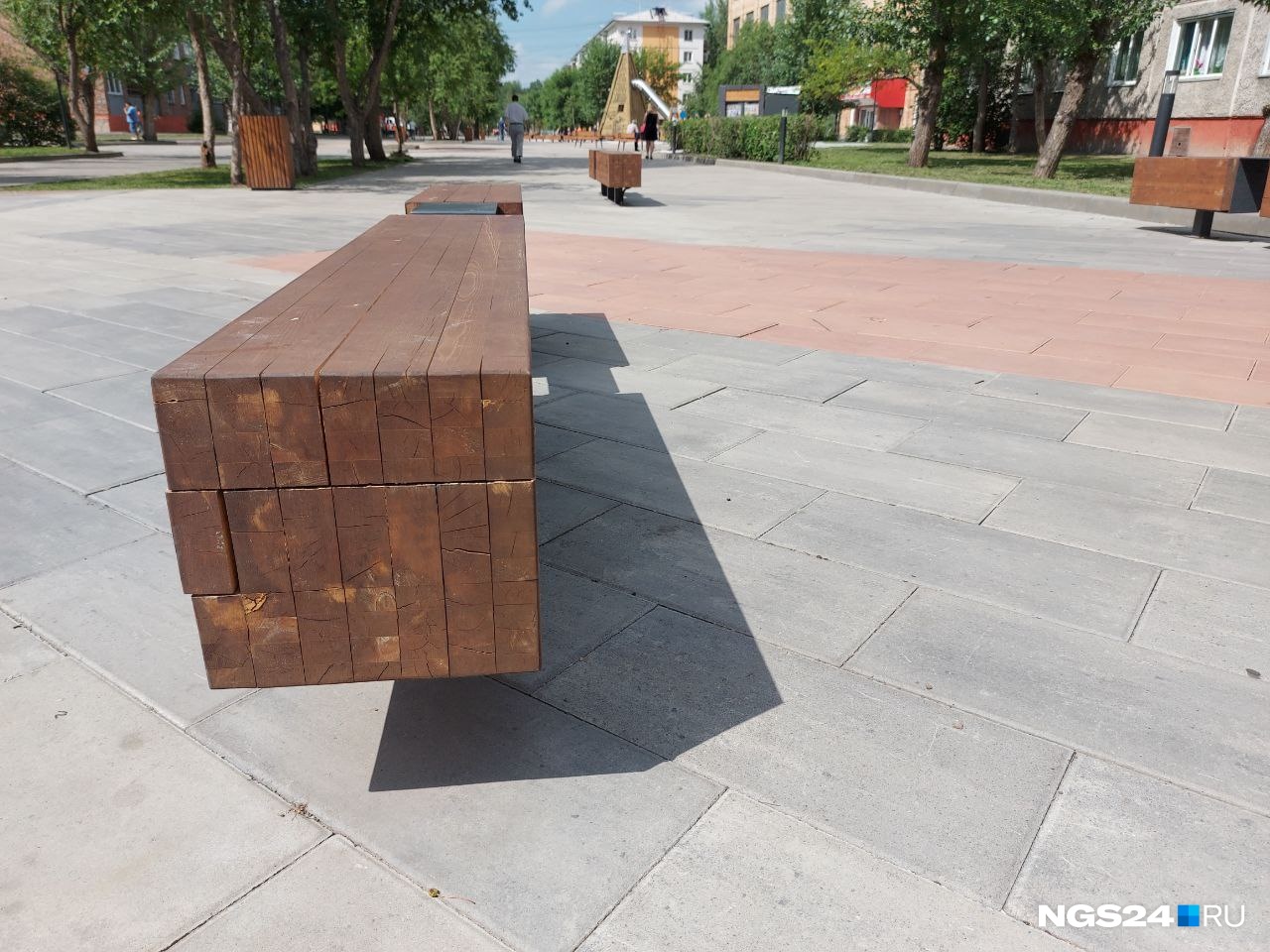 Скамейки выглядят стильно. Но спинок на них нет, а еще они похожи на лавки в любом новом сквере города Скамейки выглядят стильно. Но спинок на них нет, а еще они похожи на лавки в любом новом сквере города