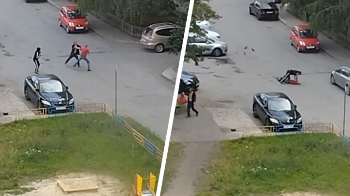Швырнул мужчину на асфальт и бил со всей силы — очевидцы сняли на видео драку в тюменском дворе