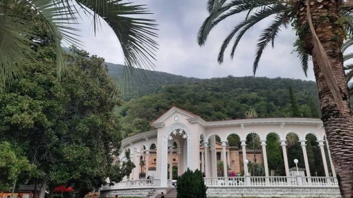 Мест нет до октября. Популярные гостиницы Абхазии «на стопе» на весь летний сезон