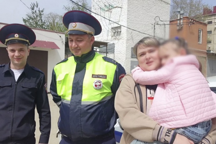 Юлия с дочкой и сотрудниками полиции, участвовавшими в поиске ребенка
