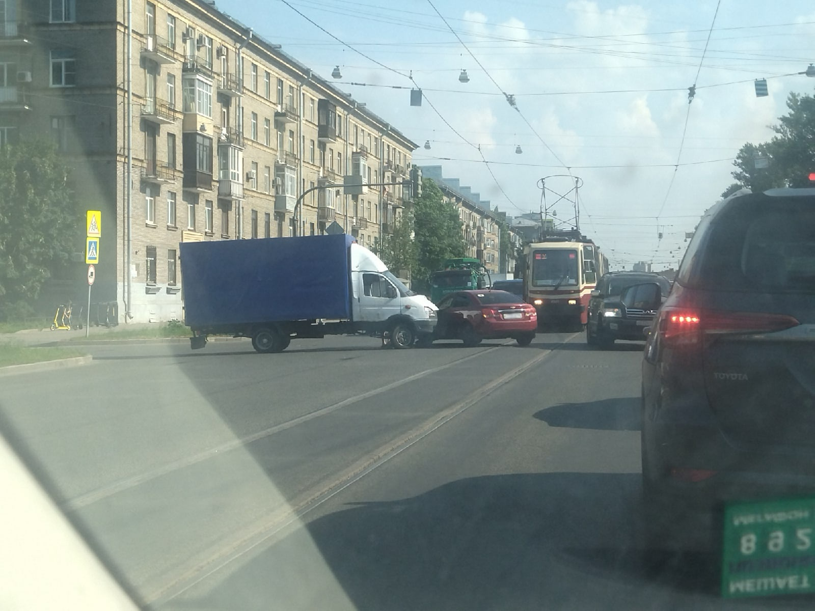 ДТП и светофоры устроили коллапс на Маршала Жукова, а на Говорова авария на час остановила трамваи