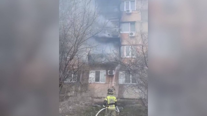 В Тимашевске эвакуируют людей из дома, в котором загорелась квартира