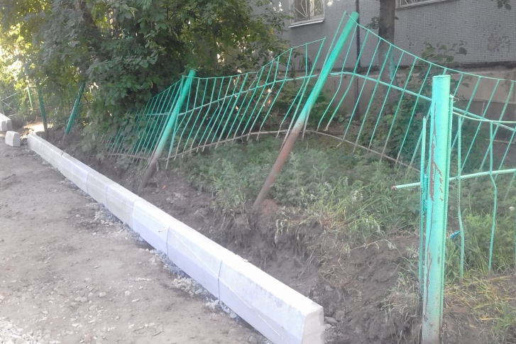 Жильцы дома сами с любовью благоустраивали свой двор Жильцы дома сами с любовью благоустраивали свой двор