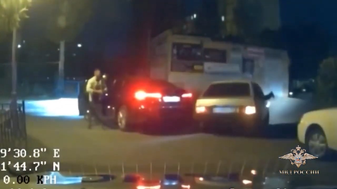 Полицейский почти километр держался на капоте «Лады», пока водитель на скорости мотался по Тольятти