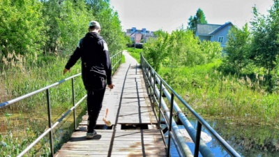 «Очень трухлявые доски»: в Ярославле жители пожаловались на прохудившийся мост
