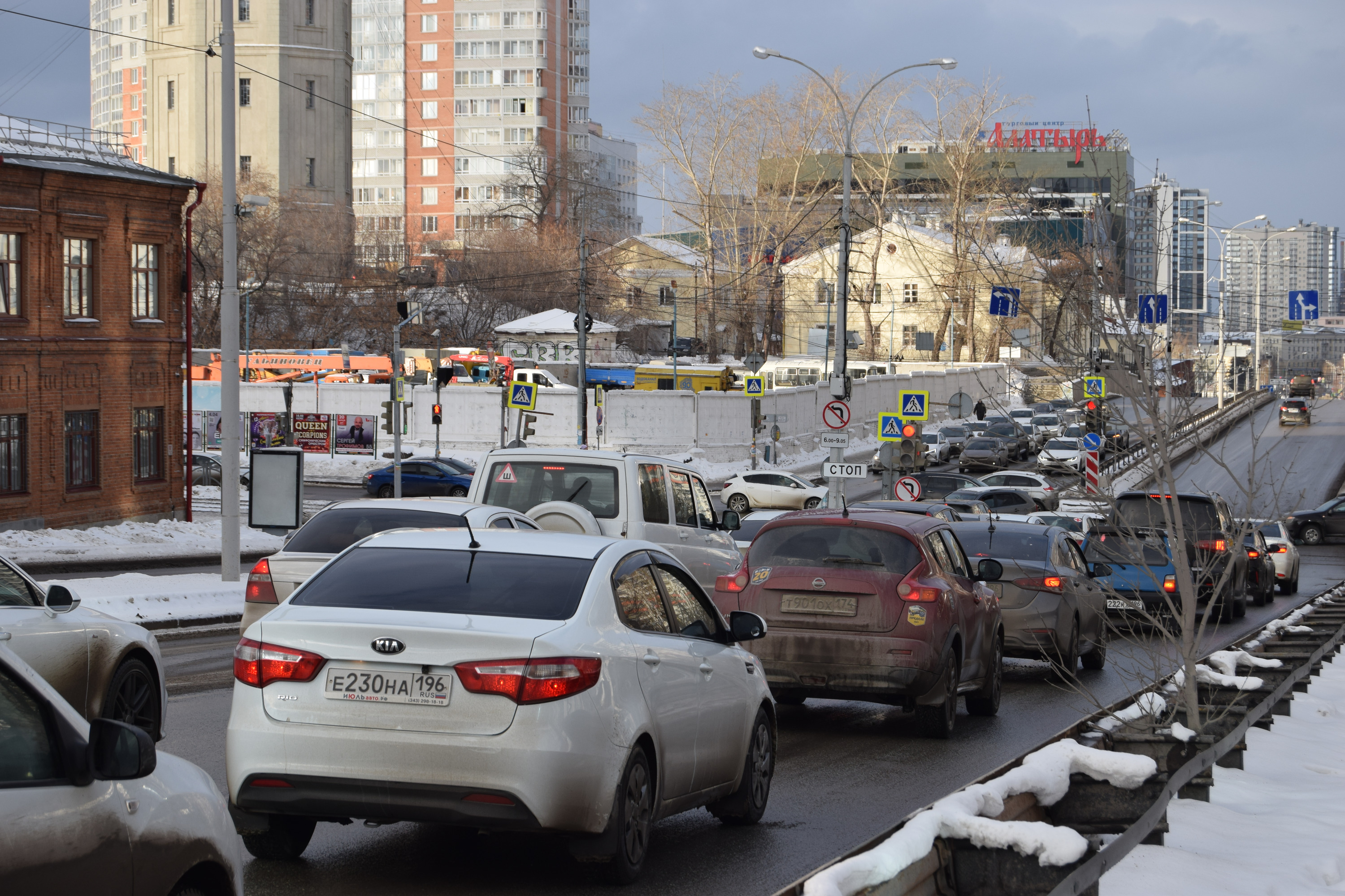 На улице Радищева будут дежурить наряды ДПС, чтобы водители перестали массово выезжать на встречку