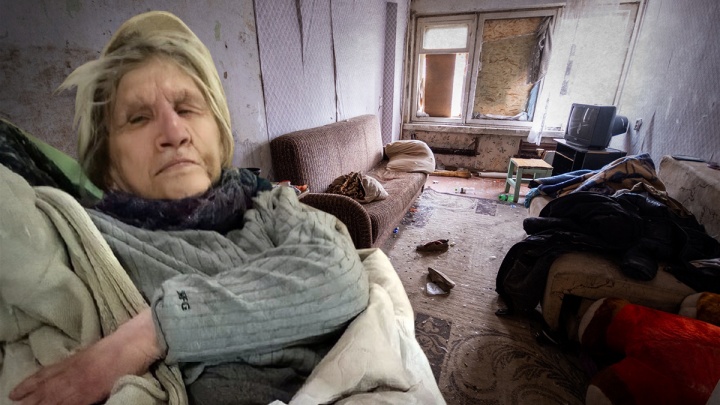 «Как в Освенциме»: в цоколе самого жуткого общежития нашли бабушку, брошенную в груде мусора с тараканами