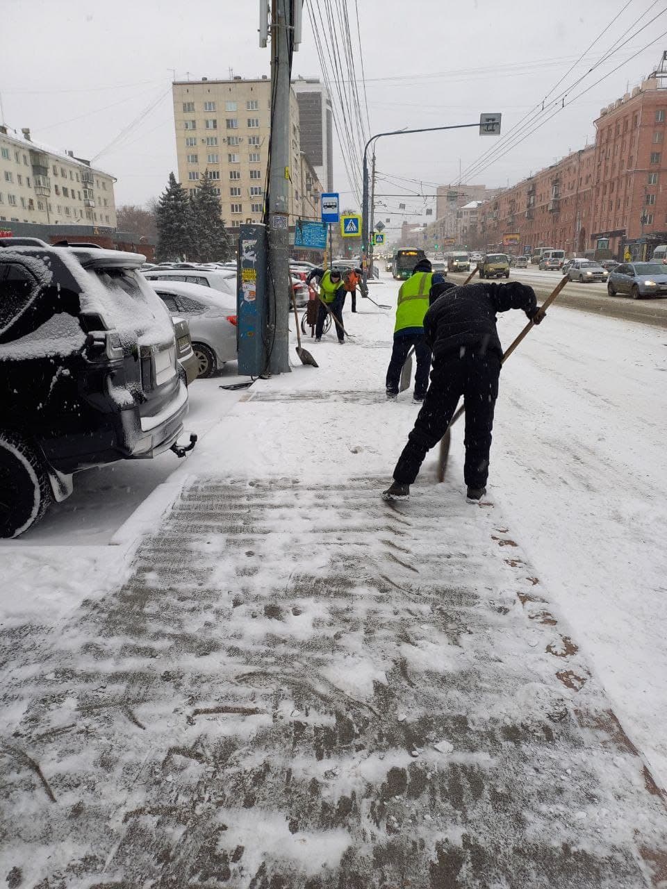 Убирают снег с тротуаров на проспекте Ленина