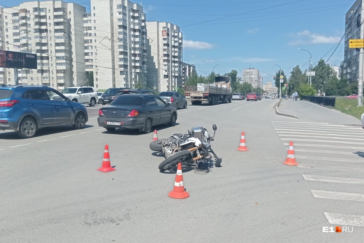 В Екатеринбурге столкнулись мотоцикл и легковушка