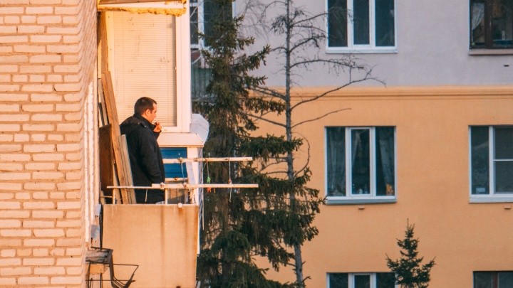 Житель Когалыма расстрелял дорожный знак с балкона жилого дома