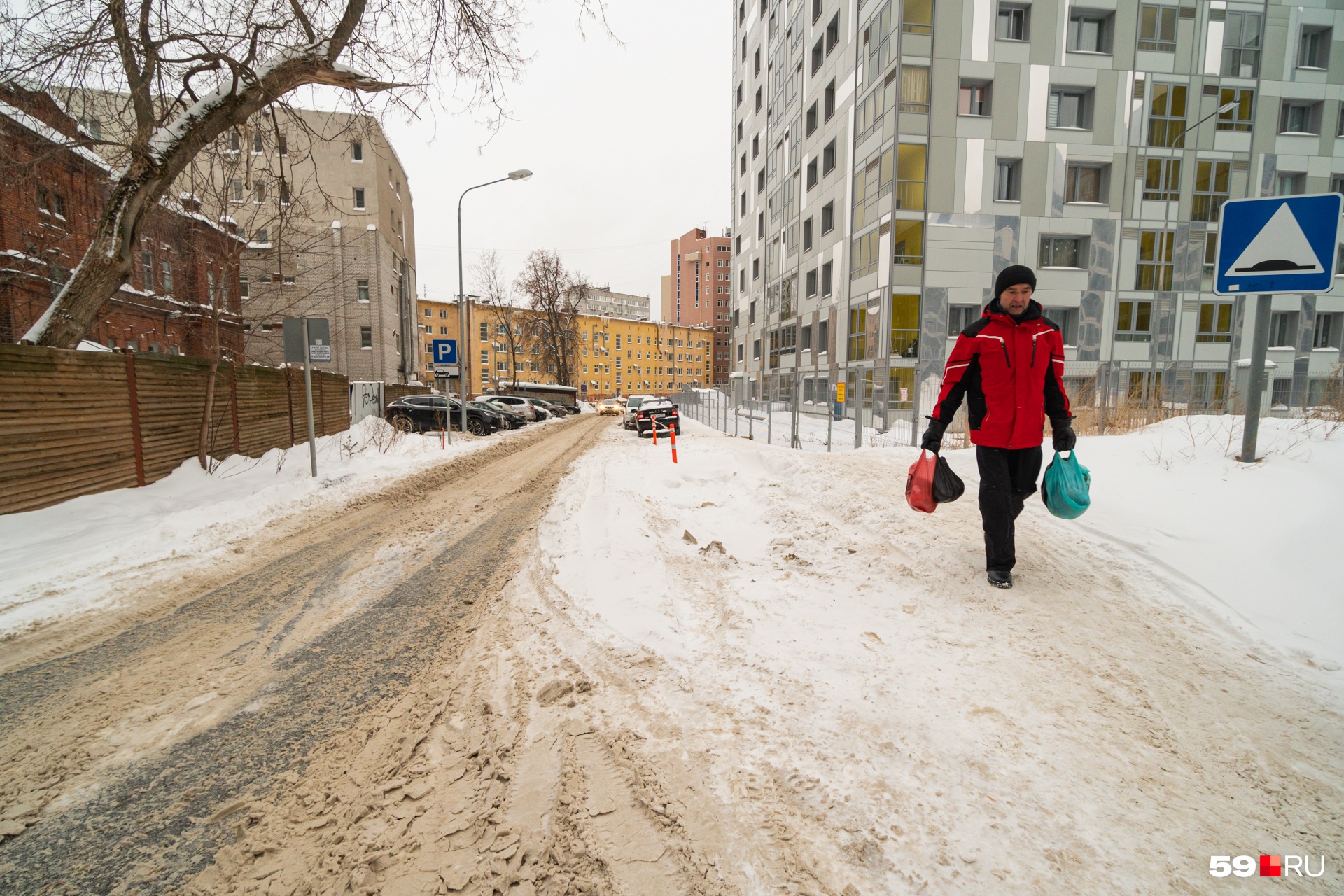 У дома на Революции, 54 ситуация на дороге получше, а на тротуаре — нет, но там пермяки притоптали снег сами