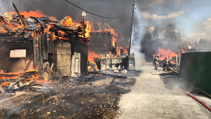 Горят уже десятки домов: под Екатеринбургом бушует мощный пожар