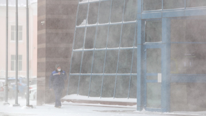 По городу только с лопатой: фоторепортаж со снежного апокалипсиса, которым снова накрыло Уфу