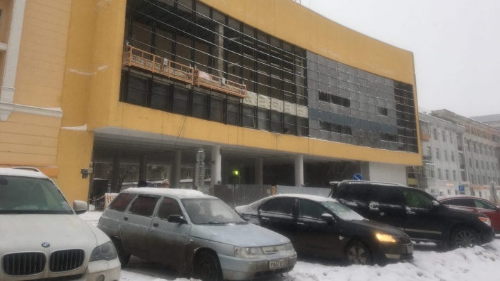 В Перми ремонтируют здание бывшего клуба ВКИУ на Окулова. Но что там будет, пока неизвестно