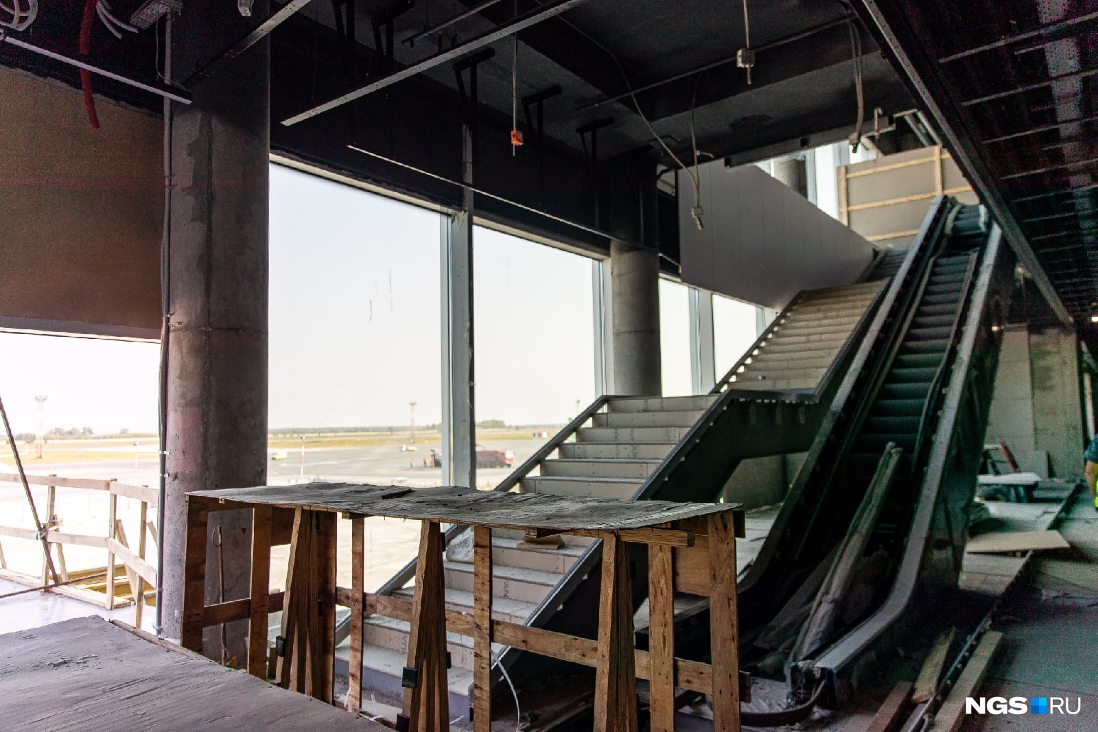 Новые эскалаторы уже установили в терминале Толмачево