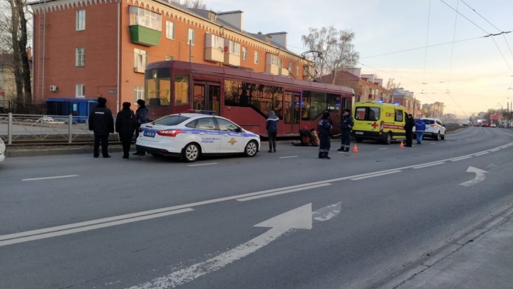 В Казани трамвай насмерть переехал школьницу. Момент наезда попал на видео