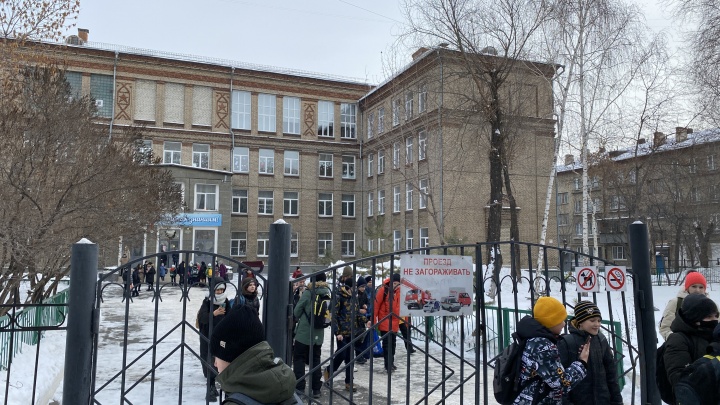 Мэрия выступила с заявлением по поводу экстренной отмены уроков в школах Челябинска