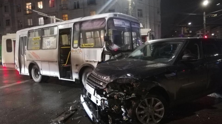 Полиция разыскивает водителя Range Rover, врезавшегося в маршрутку в центре Челябинска