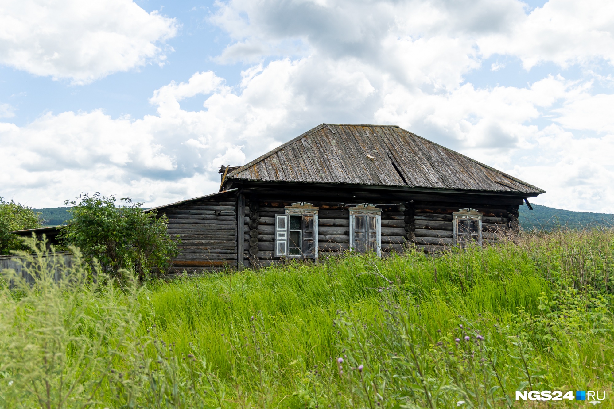 Заброшенный дом в деревне Белогорке