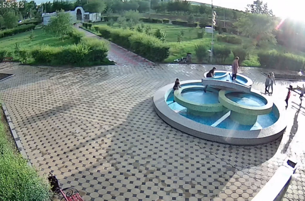 Подростки оторвали мозаику с отреставрированного фонтана в Забайкалье