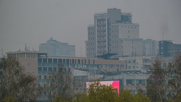Всё в дыму. Сумрачная фотоподборка о густом смоге в Перми 11 мая