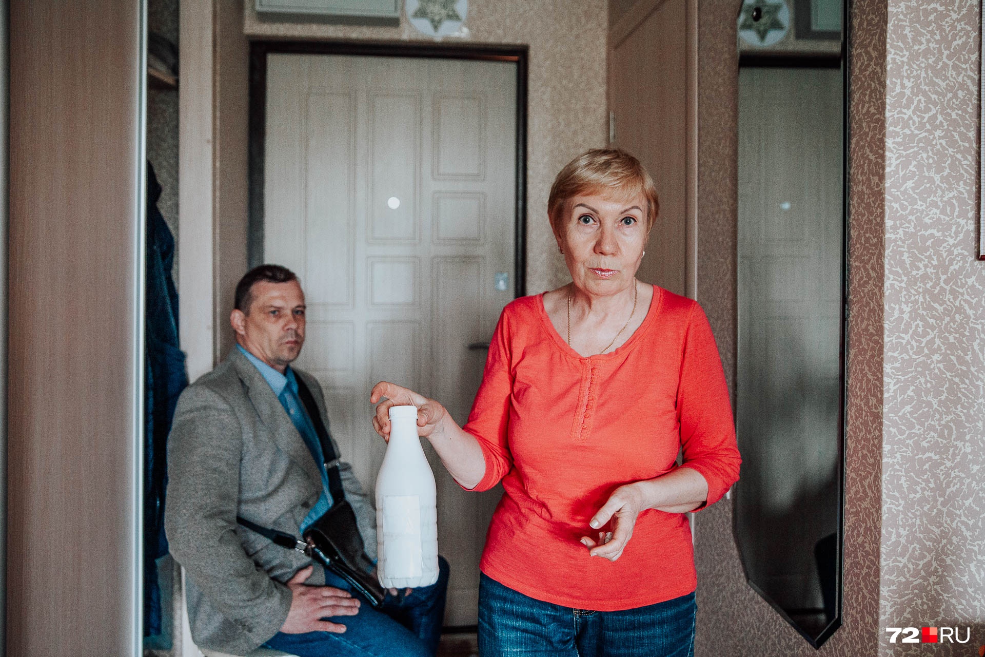 С бутылкой Людмила ходит по всему дому, делая свой вклад в уборку