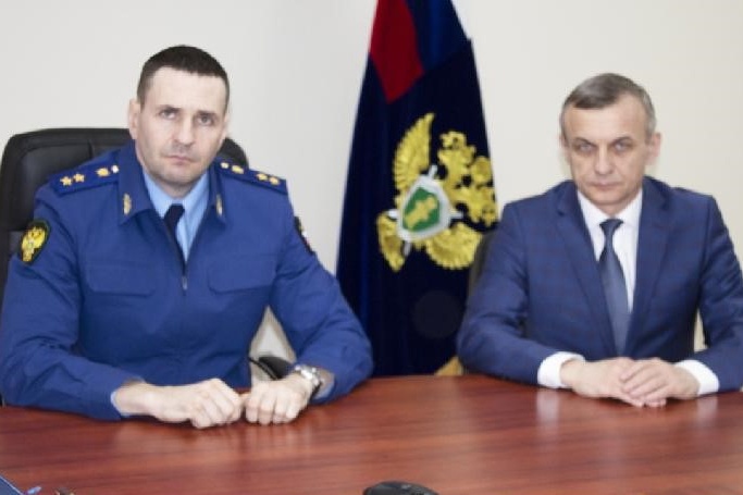 Юрий Русанов на фотографии — справа