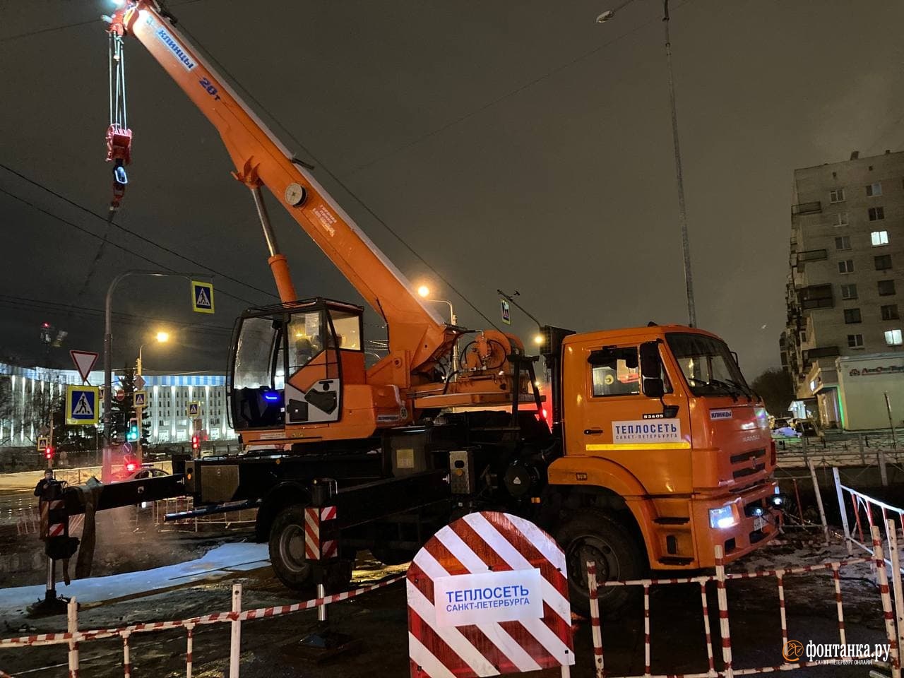 Автомобиль попал в зону прорыва трубы на Лёни Голикова, есть пострадавший |  22.02.2022 | Санкт-Петербург - БезФормата