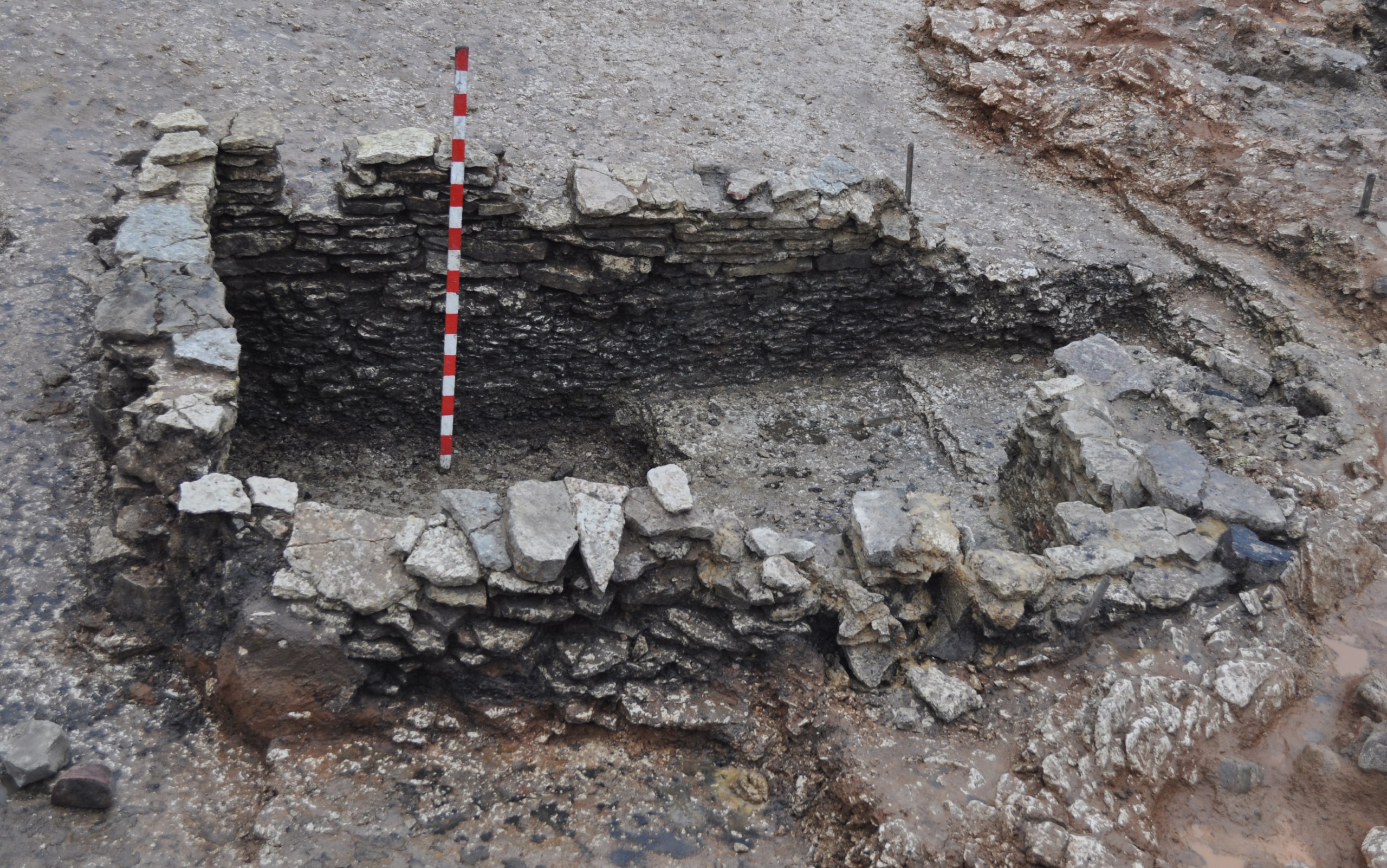 Псковские археологи показывают, как сейчас выглядит подземный «холодильник» древнего монастыря и келья 13-го века