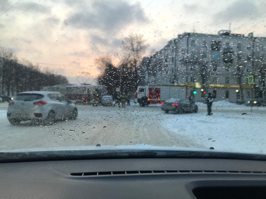 В Екатеринбурге столкнулись легковушка и трамвай. Движение заблокировано